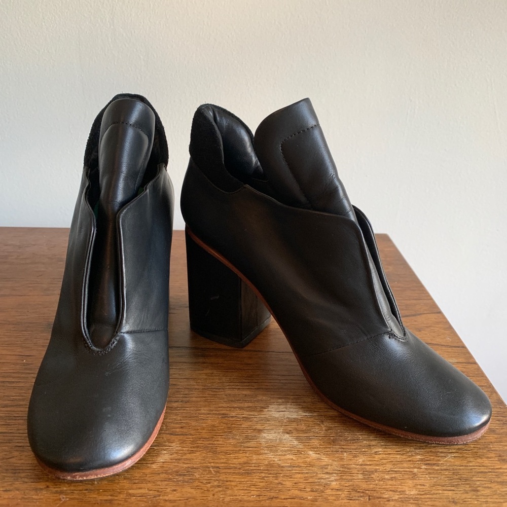 a détacher leather booties, new without box or tags